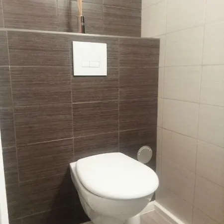 Climatise A 300m Du Port. Refait A Neuf. *